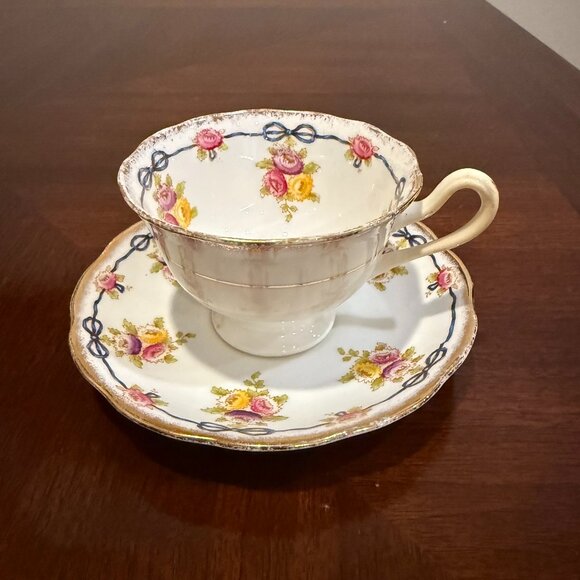 Royal Albert English Crown China Tea Cup and Saucer Set - Bows and Flowers - Picture 3 of 6